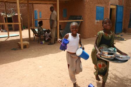Photo of children helping wash dishes in Niger