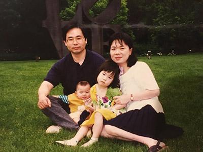Photo of Xiao-Hua Zhou with his family
