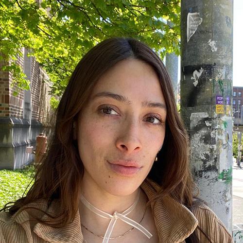 Headshot of Paola Armenta León in front of a tree.